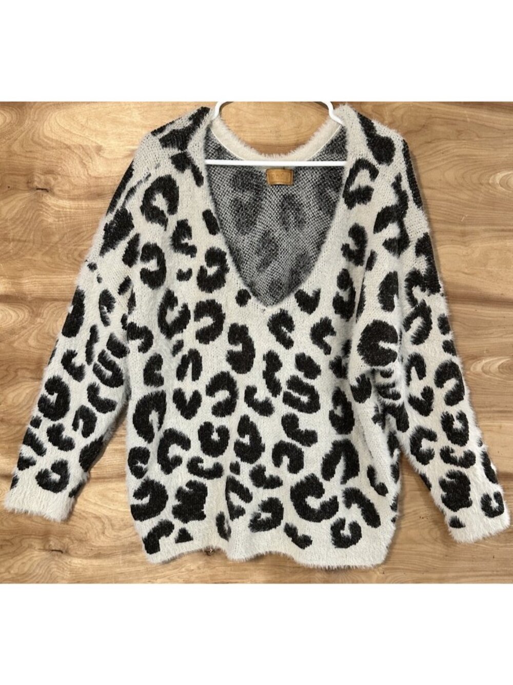 POL Woman Large V Neck Sweater Soft Fuzzy Animal Print Glam Cheetah Leopard